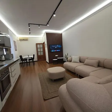 Square Apartment *